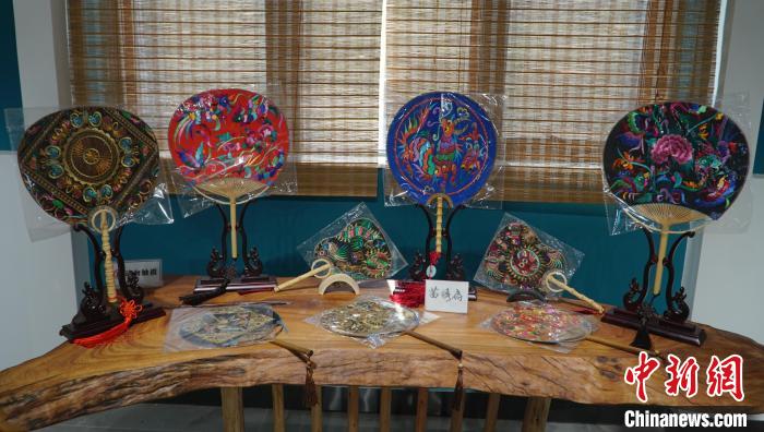 制作精美的桂林圓竹剖絲團(tuán)扇作品?！±顙申?yáng) 攝