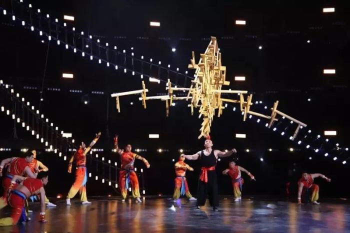 雜技《頂板凳——中國(guó)龍》。圖片來(lái)源：臺(tái)灣《經(jīng)濟(jì)日?qǐng)?bào)》