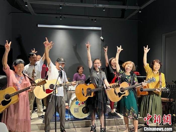 資料圖：“搖滾奶奶”樂隊(duì)排練中。　雷昱兒 攝