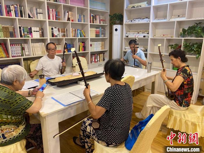 資料圖：河北保定某社區(qū)的日間照料服務(wù)站內(nèi)，老人們一起拉二胡。　趙丹媚 攝