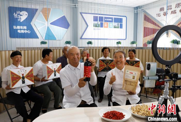 資料圖：老人在直播中推介當(dāng)?shù)剞r(nóng)產(chǎn)品。楊迪 攝