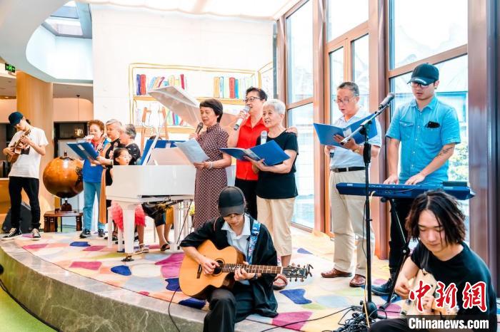 資料圖：江蘇無錫，一家養(yǎng)老機(jī)構(gòu)內(nèi)歡聲笑語。周賢覽 攝