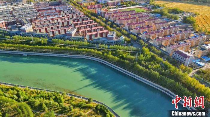 圖為海西州德令哈市住房矗立在巴音河畔，風(fēng)景秀麗?！“蛨D那生 攝