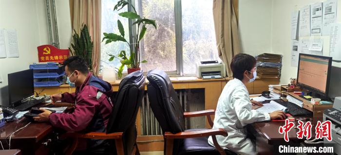 圖為工作人員在西寧市疾病預防控制中心的疫情防控咨詢熱線崗位?！⊥醯孪?供圖