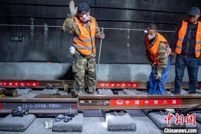 成昆鐵路復線峨冕段最后一對鋼軌鋪設(shè)到位?！⒅铱?攝