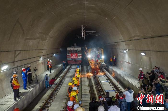 成昆鐵路復線峨冕段焊軌現(xiàn)場。　劉忠俊 攝