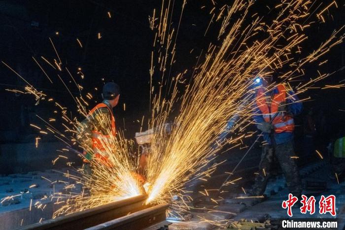 成昆鐵路復線峨冕段小相嶺隧道施工現(xiàn)場正在切割鋼軌。　劉忠俊 攝