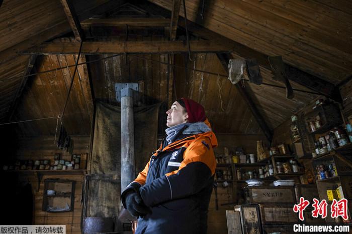 2022年10月27日，新西蘭總理阿德恩在南極洲羅斯島上一個探險隊的小屋里。