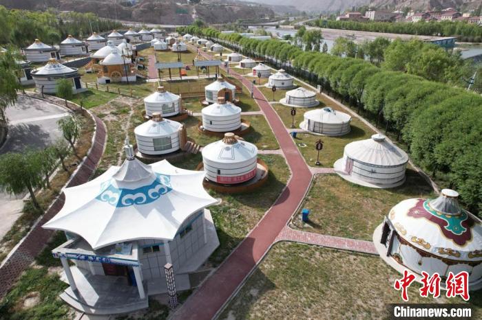 圖為肅南縣白銀鄉(xiāng)西牛毛村喀爾喀蒙古民俗文化體驗區(qū)航拍圖?！?楊艷敏 攝