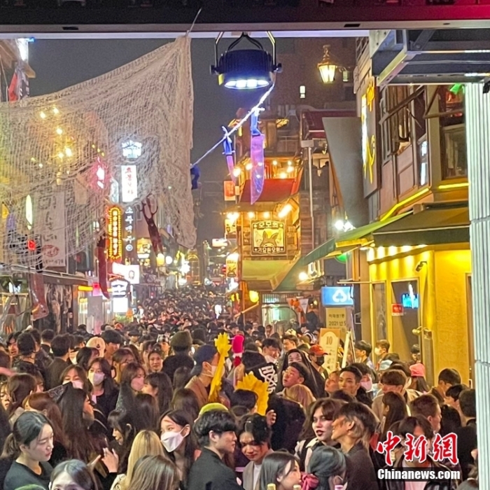 當(dāng)?shù)貢r(shí)間10月29日晚，韓國(guó)首爾龍山區(qū)梨泰院發(fā)生踩踏事故。圖為29日晚間，梨泰院附近聚集的人群。 <a target='_blank' href='/'>中新社</a>發(fā) 姜軼之 攝