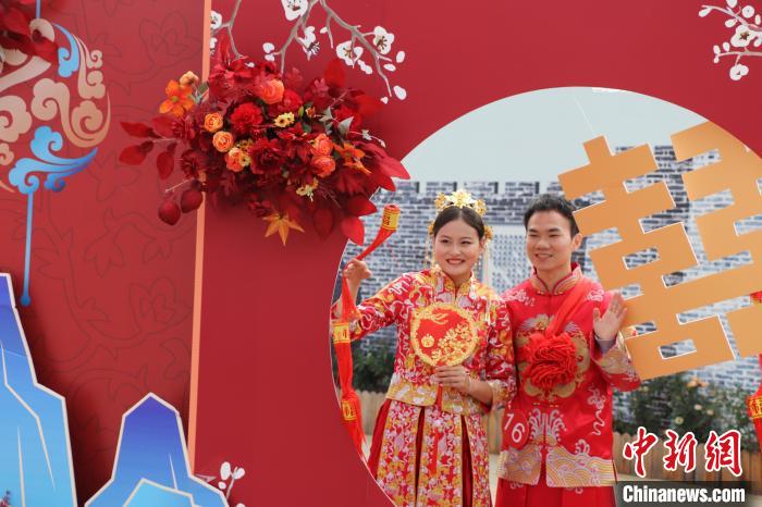 圖為新人在拍照留念?！⒂駶?攝