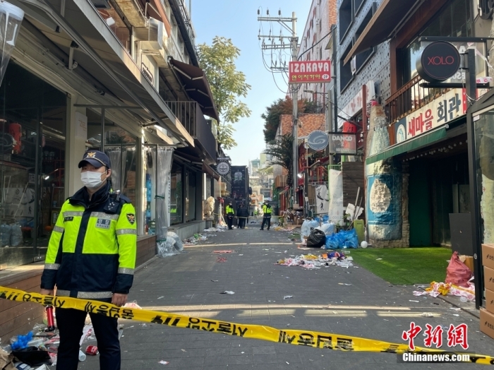 當(dāng)?shù)貢r(shí)間10月29日晚，韓國首爾龍山區(qū)梨泰院發(fā)生大規(guī)模踩踏事故。截至目前，首爾梨泰院踩踏事故已造成上百人死傷。這起事故發(fā)生在梨泰院一巷子內(nèi)，目前該巷子已封鎖。圖為當(dāng)?shù)貢r(shí)間10月30日，事發(fā)巷口已封路。 萬佳欣 攝