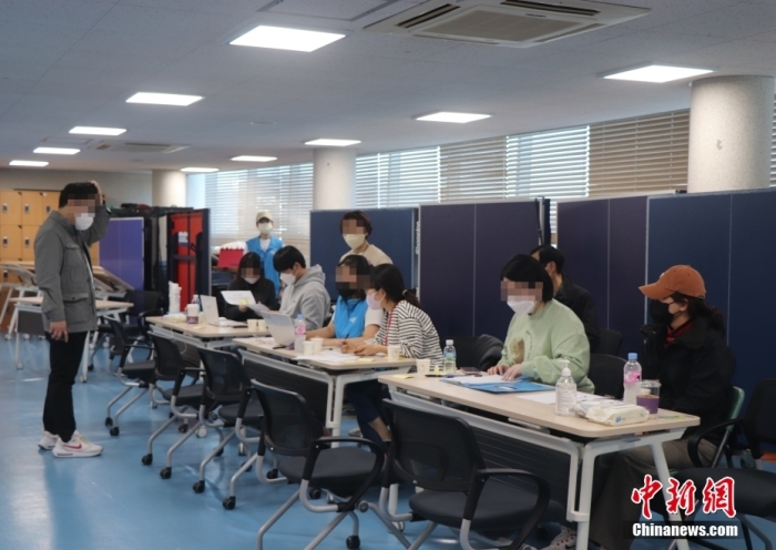 圖為當(dāng)?shù)貢r間10月30日，首爾漢南洞居民中心現(xiàn)場。 萬佳欣 攝