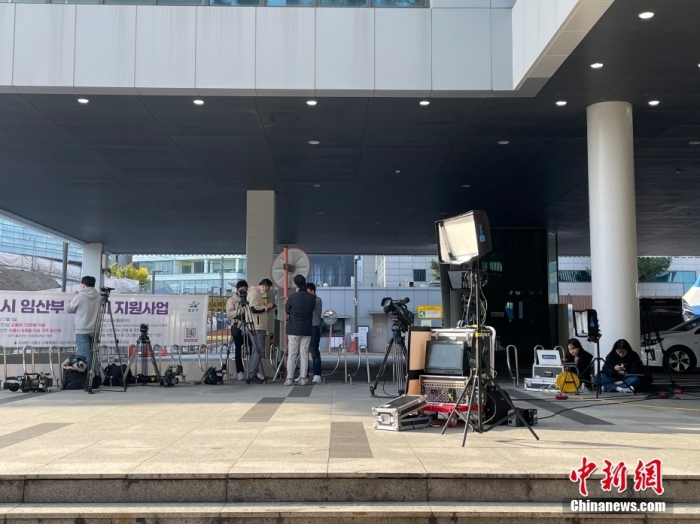 圖為當(dāng)?shù)貢r間10月30日，首爾漢南洞居民中心外的記者。 萬佳欣 攝