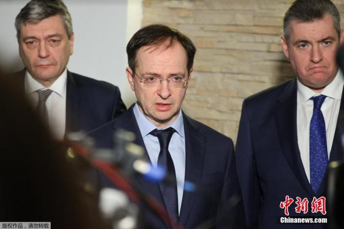 當(dāng)?shù)貢r間2022年3月7日，俄羅斯代表團與烏克蘭代表團在白俄羅斯境內(nèi)別洛韋日森林舉行的第三輪談判結(jié)束。本輪談判持續(xù)約3小時。雙方均表示，會談雖未取得預(yù)期結(jié)果，但將繼續(xù)就相關(guān)議題進行下一輪談判。圖為會談前俄羅斯代表團接受采訪。