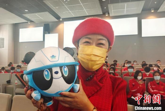 市民抱著毛絨公仔“星寶”留影?！￡懡B龍 攝