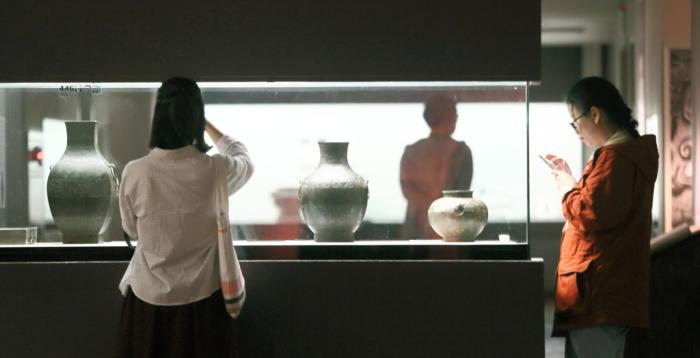 圖為游客參觀臺(tái)北故宮典藏。圖片來源：臺(tái)灣中時(shí)新聞網(wǎng) 張鎧乙 攝