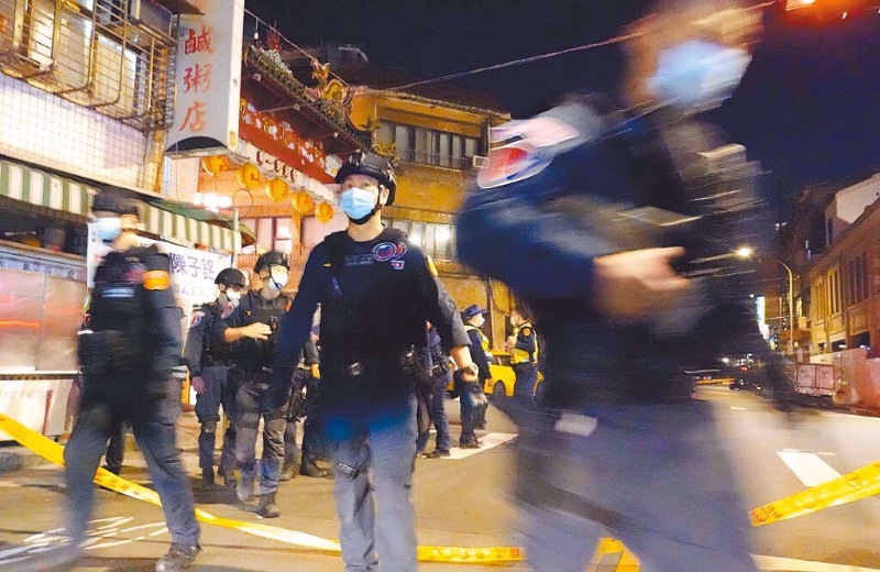 　　臺北市萬華地區(qū)19日晚間發(fā)生槍擊事件，警力布署艋舺青山宮，警匪對峙一段時間后，槍手最后自戕。(姚志平攝).jpg