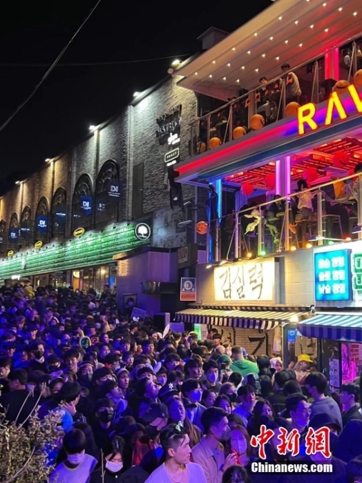 當?shù)貢r間10月29日晚，韓國首爾龍山區(qū)梨泰院發(fā)生踩踏事故。圖為29日晚間，梨泰院附近聚集的人群。 <a target='_blank' href='/'>中新社</a>發(fā) 舒思 攝　