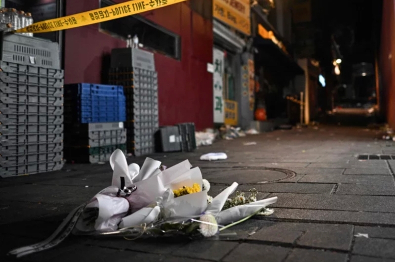 韓國(guó)首爾梨泰院10月29日晚發(fā)生嚴(yán)重踩踏事故，民眾以鮮花向罹難者致哀。（圖源：法新社）