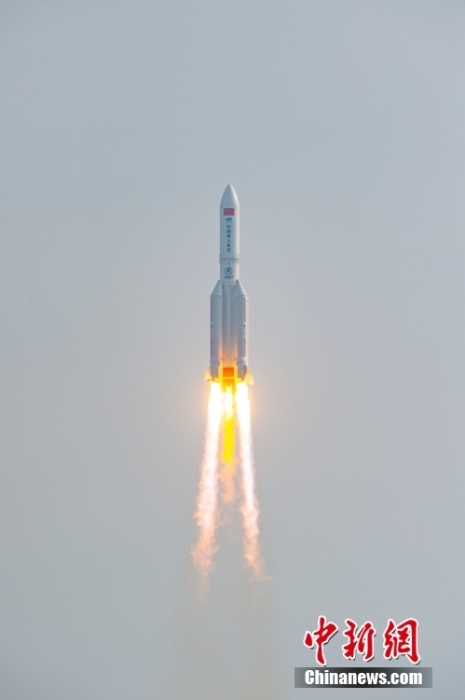 北京時間10月31日15時37分，搭載空間站夢天實驗艙的長征五號B遙四運載火箭，在中國文昌航天發(fā)射場準(zhǔn)時點火發(fā)射，約8分鐘后，夢天實驗艙與火箭成功分離并準(zhǔn)確進入預(yù)定軌道，發(fā)射任務(wù)取得圓滿成功。 <a target='_blank' href='/'>中新社</a>記者 侯宇 攝