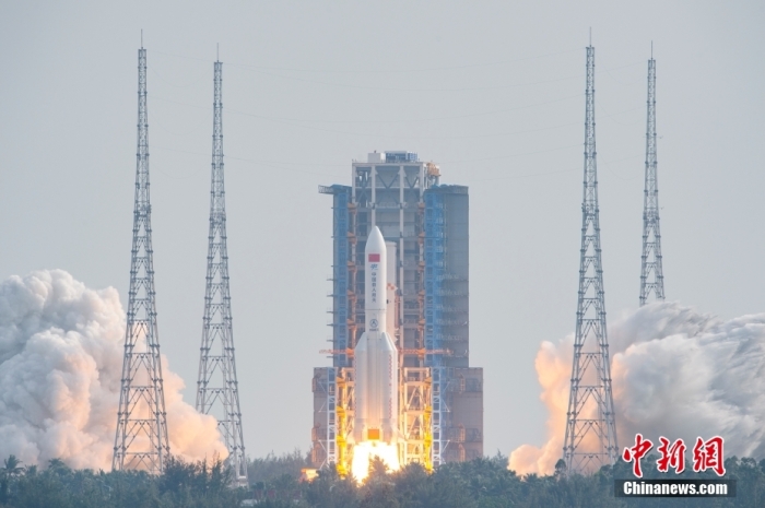 北京時(shí)間10月31日15時(shí)37分，搭載空間站夢(mèng)天實(shí)驗(yàn)艙的長(zhǎng)征五號(hào)B遙四運(yùn)載火箭，在中國(guó)文昌航天發(fā)射場(chǎng)準(zhǔn)時(shí)點(diǎn)火發(fā)射，約8分鐘后，夢(mèng)天實(shí)驗(yàn)艙與火箭成功分離并準(zhǔn)確進(jìn)入預(yù)定軌道，發(fā)射任務(wù)取得圓滿成功。 <a target='_blank' href='/'>中新社</a>記者 侯宇 攝