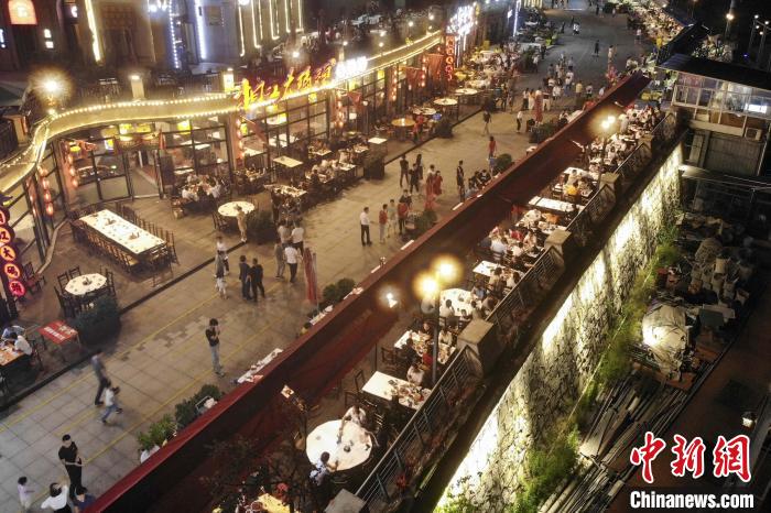 “中國(guó)十大夜經(jīng)濟(jì)影響力城市”長(zhǎng)沙漁人碼頭的夜經(jīng)濟(jì)?！钊A峰 攝