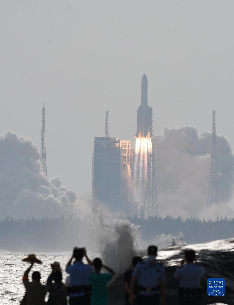 　10月31日15時(shí)37分，搭載空間站夢(mèng)天實(shí)驗(yàn)艙的長(zhǎng)征五號(hào)B遙四運(yùn)載火箭，在我國(guó)文昌航天發(fā)射場(chǎng)準(zhǔn)時(shí)點(diǎn)火發(fā)射，約8分鐘后，夢(mèng)天實(shí)驗(yàn)艙與火箭成功分離并準(zhǔn)確進(jìn)入預(yù)定軌道，發(fā)射任務(wù)取得圓滿成功。新華社記者 楊冠宇 攝
