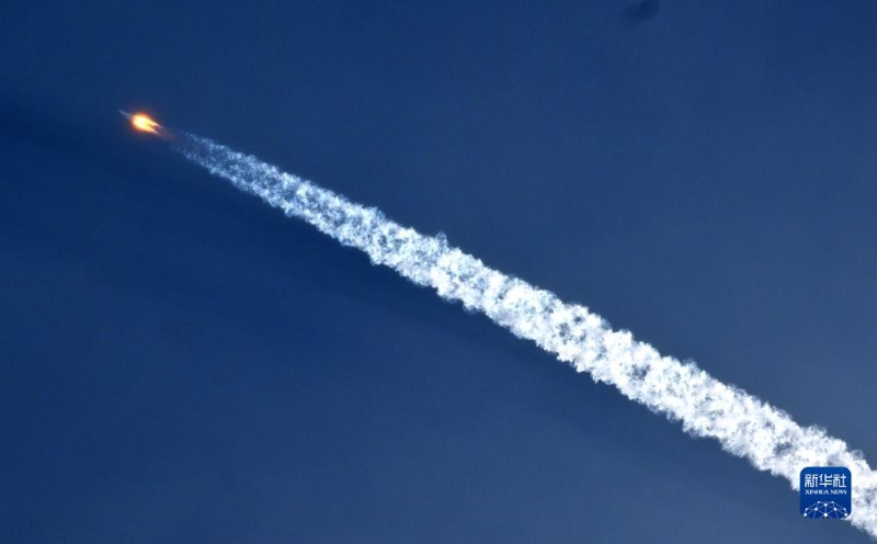 10月31日15時(shí)37分，搭載空間站夢(mèng)天實(shí)驗(yàn)艙的長(zhǎng)征五號(hào)B遙四運(yùn)載火箭，在我國(guó)文昌航天發(fā)射場(chǎng)準(zhǔn)時(shí)點(diǎn)火發(fā)射，約8分鐘后，夢(mèng)天實(shí)驗(yàn)艙與火箭成功分離并準(zhǔn)確進(jìn)入預(yù)定軌道，發(fā)射任務(wù)取得圓滿成功。新華社記者 郭程 攝