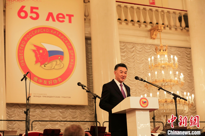 圖為中國駐俄羅斯使館臨時代辦孫煒東宣讀中國國家主席習近平賀信。 <a target='_blank' href='/'>中新社</a>記者 田冰 攝 　