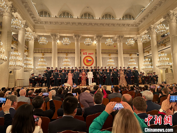 俄羅斯軍隊亞歷山大紅旗歌舞團獻上精彩演出。 <a target='_blank' href='/'>中新社</a>記者 田冰 攝