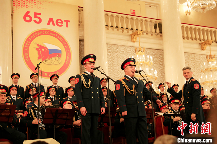 俄羅斯軍隊亞歷山大紅旗歌舞團獻上精彩演出。 <a target='_blank' href='/'>中新社</a>記者 田冰 攝