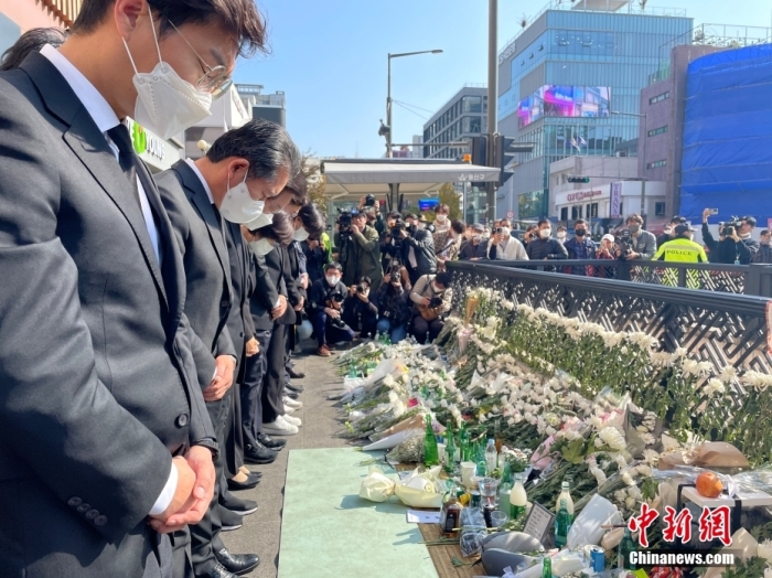當?shù)貢r間2022年10月31日，韓國首爾市龍山區(qū)梨泰院站1號口，漢密爾頓酒店樓下，民眾送來鮮花和祭品悼念遇難者。29日晚間，首爾市龍山區(qū)梨泰院發(fā)生嚴重踩踏事故，截至當?shù)貢r間31日6時，首爾踩踏事故已造成154人遇難，149人受傷，其中33人重傷，116人輕傷。<a target='_blank' href='/'>中新社</a>記者 劉旭 攝