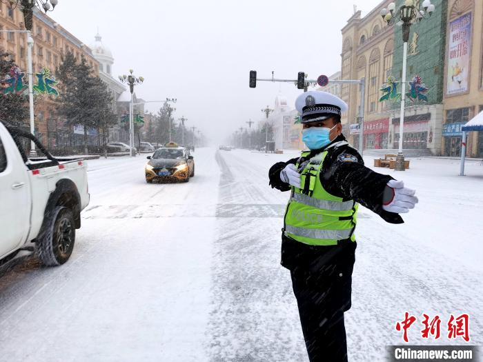 交警在街上引導(dǎo)車(chē)輛有序通行?！∩厶炖?攝