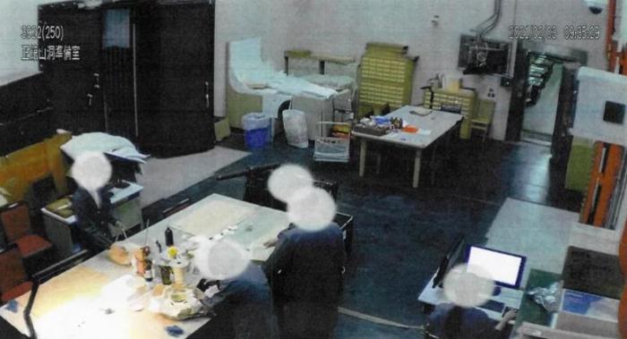 臺北故宮博物院編號16986“明 弘治款 嬌黃綠彩雙龍小碗”瓷器破損監(jiān)視器畫面。。圖片來源：臺灣《聯(lián)合報》翻攝自臺北故宮博物院調(diào)查報告。