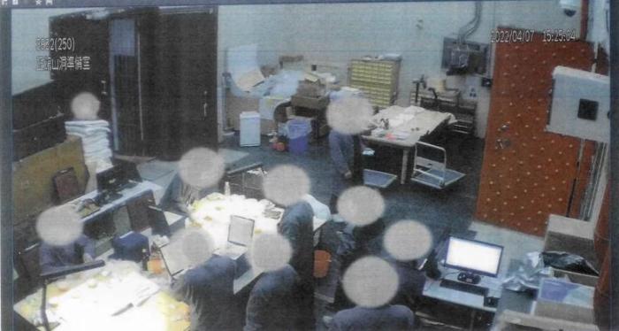 臺北故宮博物院編號編號007167“清 康熙款 暗龍白里小黃瓷碗”監(jiān)視器影像畫面。圖片來源：臺灣《聯(lián)合報》翻攝自臺北故宮博物院調(diào)查報告。