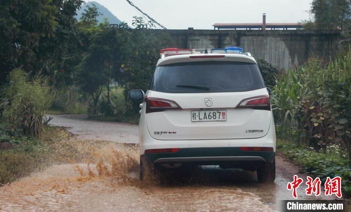 圖為法院工作人員進(jìn)村普法?！⊥鮽コ?攝