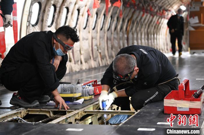 圖為有12年機齡的A320飛機正在進行最高級別的“8C檢”定檢檢修。　李亞龍 攝
