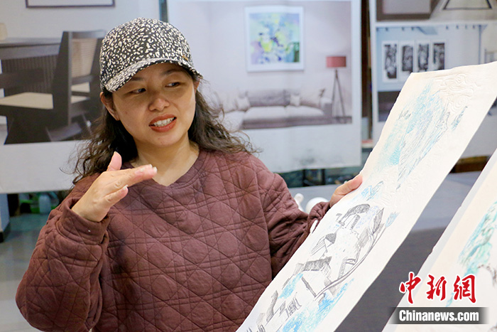 10月20日，在安徽省黃山市屯溪區(qū)的徽夢(mèng)版畫藝術(shù)館里，“80后”徽派版畫傳承人薛寅在介紹自己的新作品。徽派版畫源于刻書(shū)，起于南宋，盛于明中葉，注重白描和線條塑造，雕刻中盡顯磚、木、石、竹徽州四雕和徽墨歙硯的雕刻技藝。 <a target='_blank' href='/'>中新社</a>記者 張強(qiáng)　攝