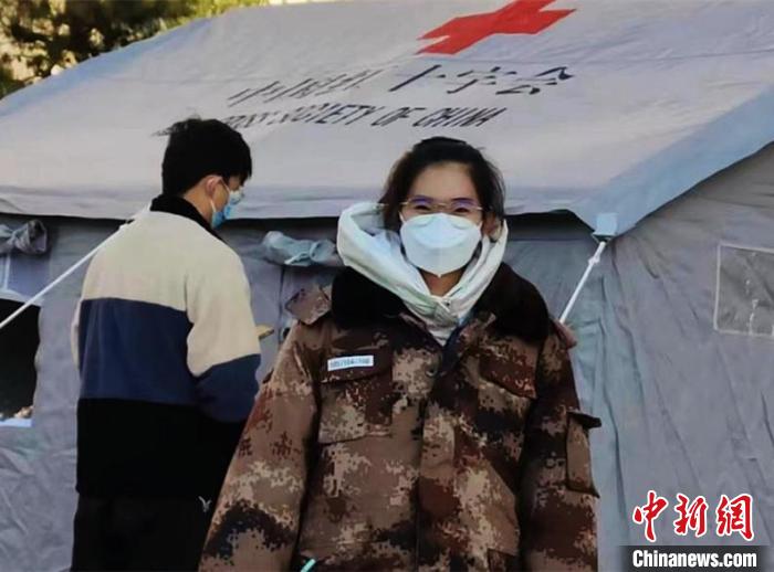 圖為林冉在核酸檢測現(xiàn)場執(zhí)勤。　楊金蓮供圖