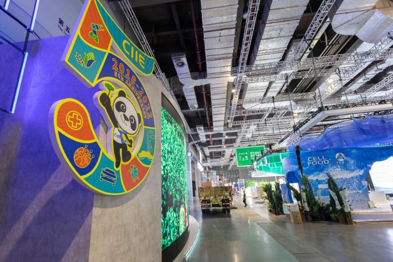 10月31日拍攝的布置中的第五屆進博會展區(qū)。新華社記者 王翔 攝