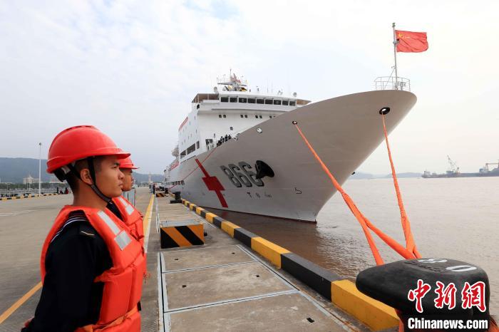 執(zhí)行“和諧使命-2022”任務(wù)的中國海軍“和平方舟”號醫(yī)院船從浙江舟山某軍港解纜啟航。　蒲海洋 攝