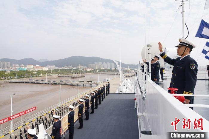 執(zhí)行“和諧使命-2022”任務(wù)的中國海軍“和平方舟”號醫(yī)院船從浙江舟山某軍港解纜啟航?！O飛 攝