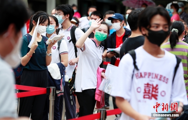 資料圖：一名考生在進(jìn)入考場前向家長揮手致意。<a target='_blank' href='/'>中新社</a>記者 湯彥俊 攝