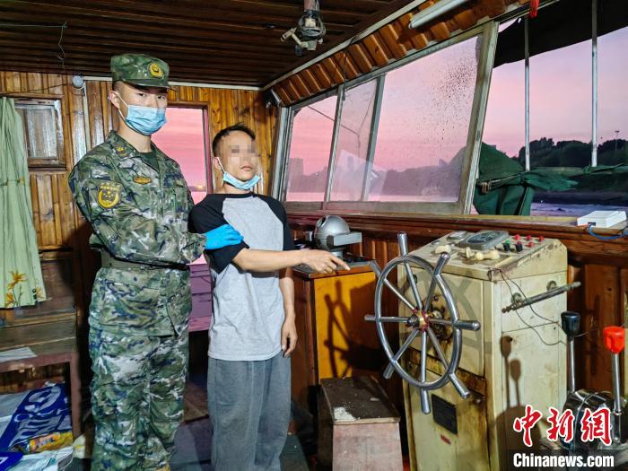 犯罪嫌疑人指認(rèn)作案工具。　廣東海警局 供圖