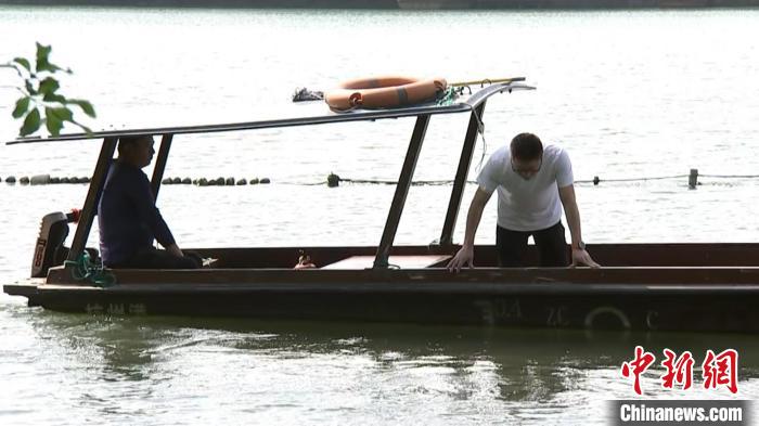 孫堅(jiān)(右)查看水草生長情況?！∥骱蚬芾硖幑﹫D