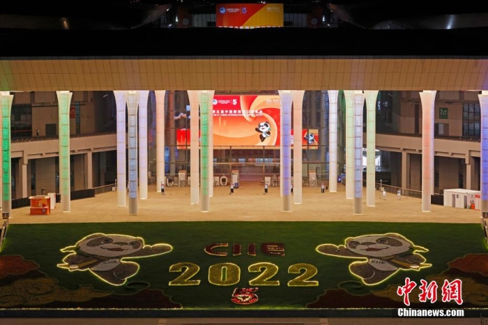 國(guó)家會(huì)展中心(上海)夜景璀璨奪目。 殷立勤 攝