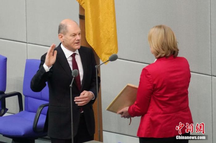 2021年12月8日，德國新任總理朔爾茨及新政府內閣全體成員在柏林的德國聯(lián)邦議院宣誓就職。當天下午，朔爾茨和默克爾在總理府舉行了交接儀式，新政府正式投入工作。圖為朔爾茨宣誓就職。 <a target='_blank' href='/'>中新社</a>記者 彭大偉 攝