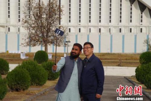 資料圖：巴基斯坦民眾和中國(guó)公民合影。陳靜 攝