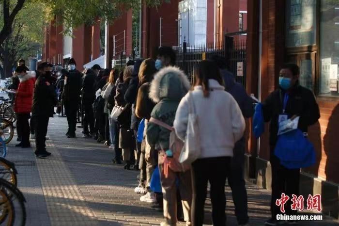 資料圖：公務(wù)員考試考場外，工作人員核驗(yàn)考生信息。 <a target='_blank' href='/'>中新社</a>記者 蔣啟明 攝